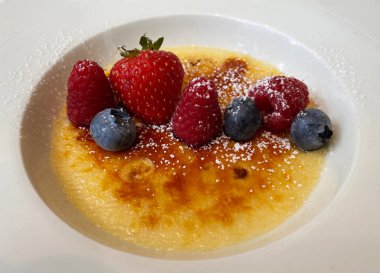 Katalan Kremi. Creme brulee, geleneksel İspanyol tatlısı..