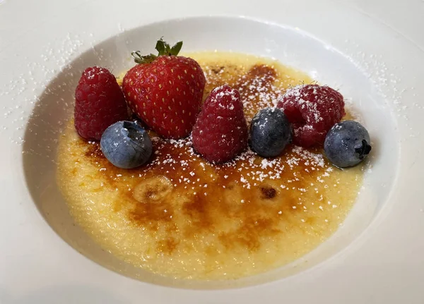 Katalan Kremi. Creme brulee, geleneksel İspanyol tatlısı..