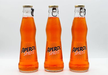 Bologna - İtalya - 18 Eylül 2021 İtalyan Aperol Spritz Cocktail şişeleri. Orijinal İtalyan Spritz veya Venedik Spritz karışımı: Aperol, Prosecco şarabı, buz küpleri ve soda.