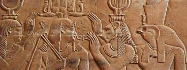 Eski Mısır 'daki Kom Ombo Tapınağı' nda hiyeroglif. Web Afişi.