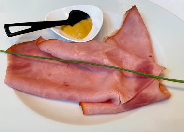 Prag jambonu tabağı ve Dijon hardalı. İtalyan mutfağı