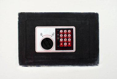 Beyaz duvarda dijital tuş takımı olan ev güvenli.