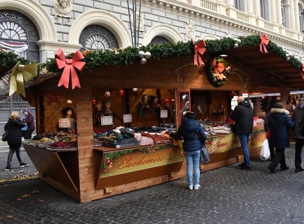 Μπολόνια Ιταλία Δεκεμβρίου 2019 Άνθρωποι Ψωνίζουν Στη Γαλλική Χριστουγεννιάτικη Αγορά — Φωτογραφία Αρχείου