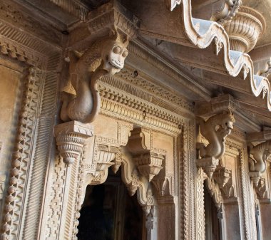 Gwalior kalesinin içine yerleştirilmiş mitolojik bir yaratığı tasvir eden taş oyma. Gwalior Qila, Madhya Pradesh, Hindistan.