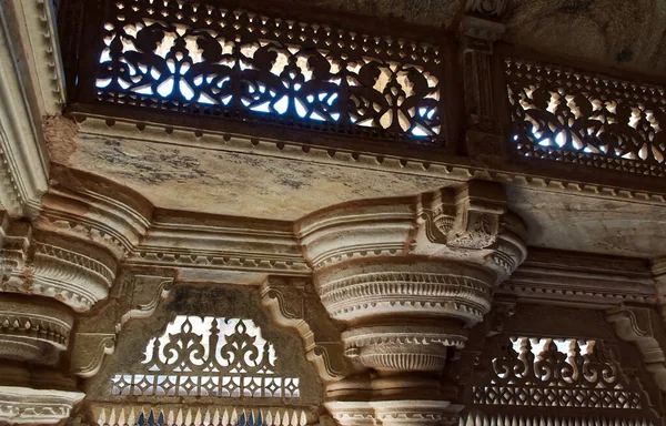 Gwalior kalesinin içindeki sütunlar. Gwalior Qila, Madhya Pradesh, Hindistan.