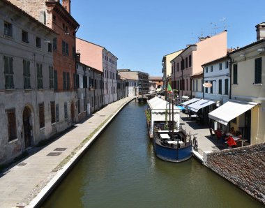 Comacchio - Ferrara, İtalya - 9 Ağustos 2025: Comacchio 'nun pitoresk dar kanal manzarası. İtalya