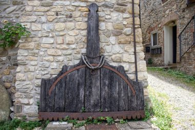 Serravalle Kalesi 'nin ortaçağ köyünde tarım aleti. Valsamoggia kırsal bölgesi, Bologna, İtalya.