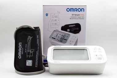 Bologna - İtalyan- 9 Aralık 2025: Omron x7 akıllı afib otomatik kol basıncı monitörü manşet ve perakende ambalajlı.
