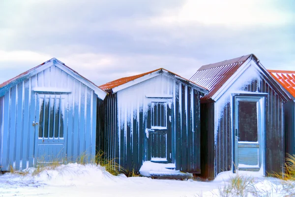 デンマークの北海沿岸にある冬の3つの小さな釣り小屋 — ストック写真