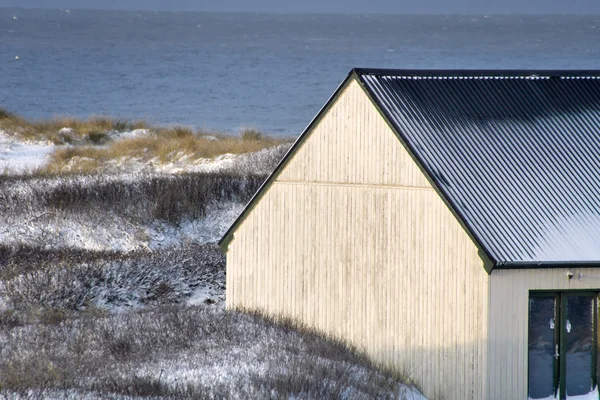 デンマークの冬の北海沿岸の砂丘の家 — ストック写真