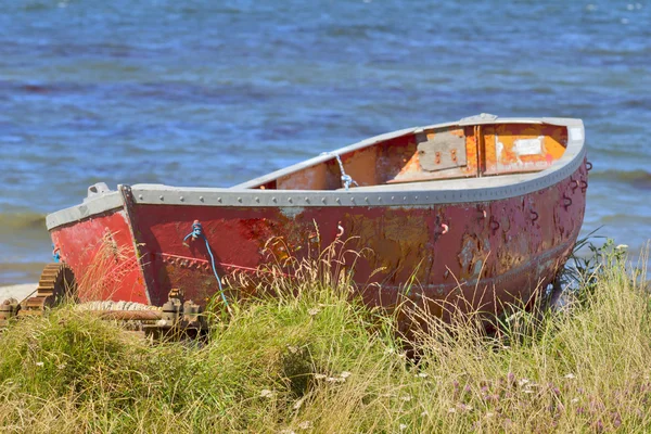 Velho Barco Vermelho Uma Margem Lago — Fotografia de Stock