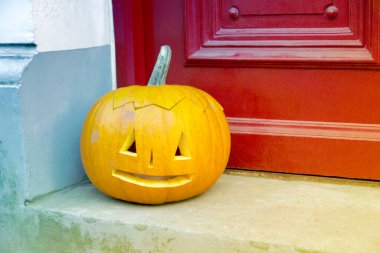 Kapının eşiğinde oyulmuş bir balkabağı 