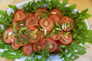 Taze soğanlı domates salatası ve roket.
