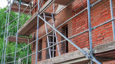 İskeleli eski tuğla bina