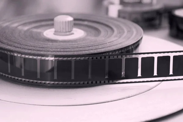 Bir film tabağında eski bir rulo - siyah ve beyaz