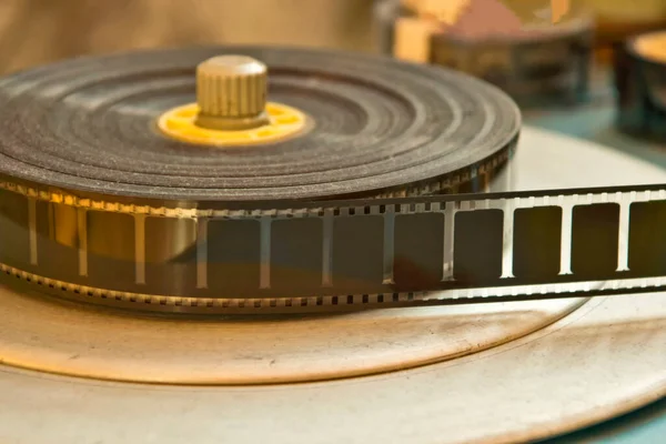 Eski bir film rulosu film tepsisinde