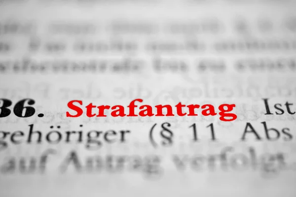 Strafantrag, Almanca penaltı talebi anlamına gelen kırmızı metindir. 