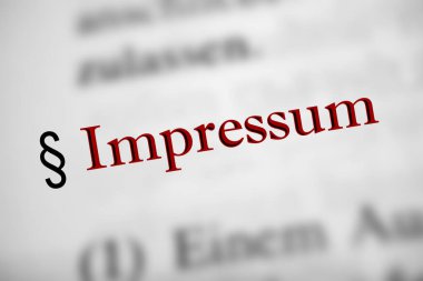 İz - kırmızı harfler, siyah ile yazılmış. 