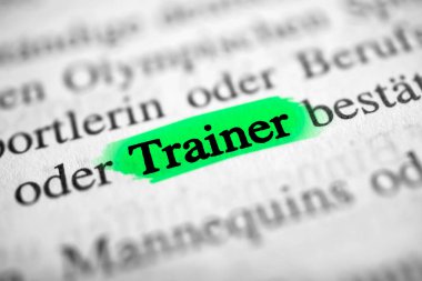 Eğitmen - Almanca metin kelimesi yeşille işaretlendi