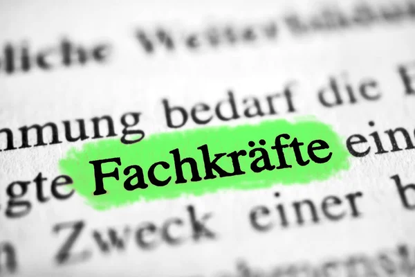 Fachkrfte Niemieckie Słowo Pracowników Wykwalifikowanych Tekst Zaznaczony Zielono — Zdjęcie stockowe