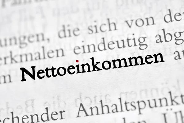 Nettoeinkommen是指净收入的德语词 黑白字 I上的红点 — 图库照片