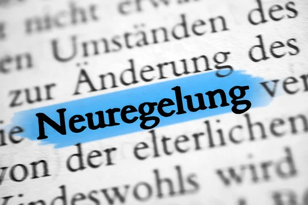 Neuregelung 是德语中 新规定 用蓝色标出的文本 — 图库照片