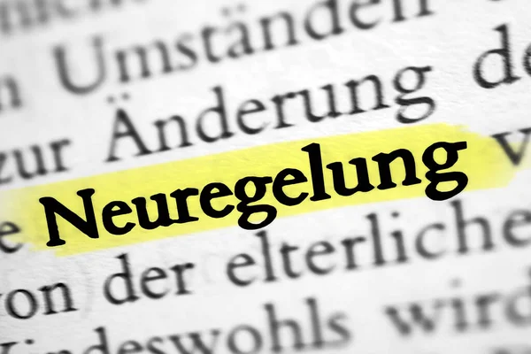 Neuregelung Ist Das Deutsche Wort Für Neuregelung Text Gelb Hervorgehoben — Stockfoto