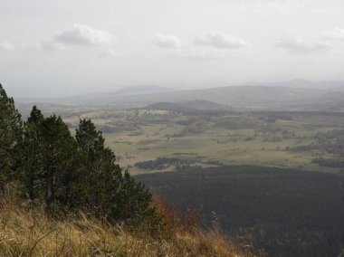 Puy de Dome 'dan ışık ve gölge efektli düzlükler ve kubbeler güzel görünüyor.