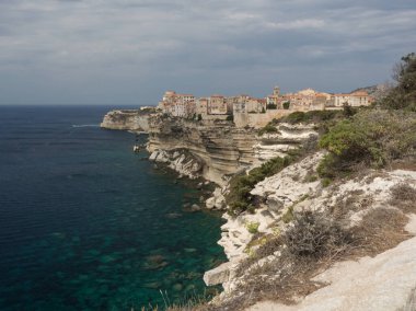 Bonifacio 'nun etkileyici şehrinin perspektifi beyaz kayalıkların kenarında asılı duruyordu.