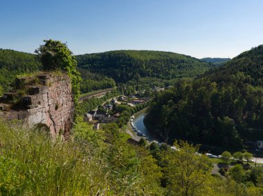 Lutzelbourg şatosundan manzaralı vadide kanalı olan