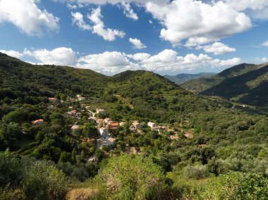 Korsika 'daki Alta Rocca dağlarında, dağların ortasında, gökyüzünün altında küçük bir köy manzarası.