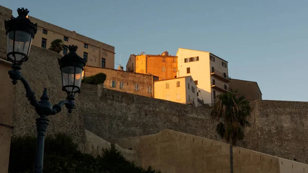 Färgläggning Fasader Solnedgången Calvi Med Den Gamla Staden Bakom Befästningen — Stockfoto