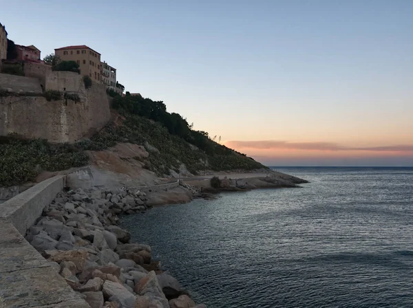 Pôr Sol Bonito Baía Calvi Com Cidade Velha Colina Efeito — Fotografia de Stock