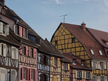 Fransa 'nın Colmar kentindeki cephenin harika renkli perspektifi