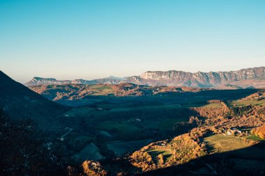 Fransa 'da Dieulefit' i keşfederken etkileyici dağlar ve nefes kesici manzara