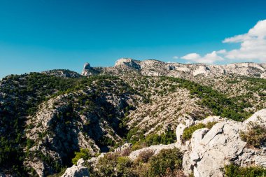 Cassis yakınlarındaki Akdeniz kıyısında kayalık bir arazi.
