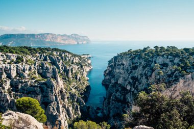 Cassis yakınlarındaki Akdeniz 'de banyo yapmak için büyüleyici kayalık bir körfez.