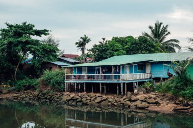 Malezya 'daki Tioman Adası' nda nehir boyunda küçük tahta bir ev.