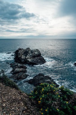 Fransa 'nın güneyindeki Akdeniz kıyılarını bulutlu bir günde keşfetmek