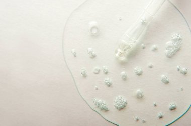 Işık arkaplanda oksijen baloncuklu serum jeli var. Yaklaş.