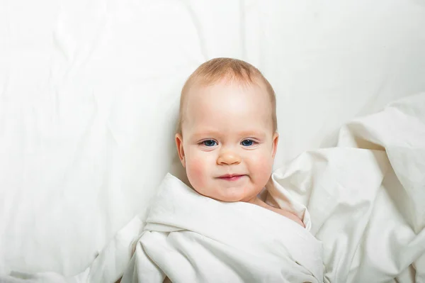 Bambino sul letto primo piano. Sonno per bambini, assistenza all'infanzia, dentizione, coliche — Foto Stock