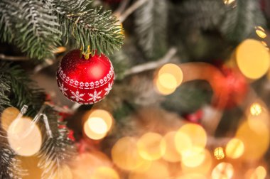 Noel arkaplanı ağaç ve toplarla dolu, çelenk çıkarılmış. Yeni yıl kartı ve kopyalama alanı.