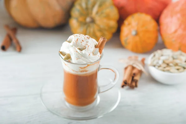 Café de abóbora em xícara transparente e chantilly com canela. Outono cappuccino ou latte menu. — Fotografia de Stock