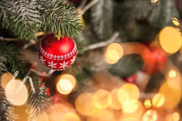 Karácsonyi háttér fa és golyók, koszorú defocus. Újévi kártya és fénymásolás. — Stock Fotó