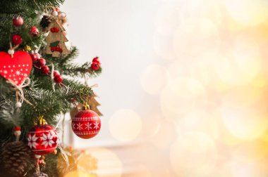 Noel arkaplanı ağaç ve toplarla dolu, çelenk çıkarılmış. Yeni yıl kartı ve kopyalama alanı.