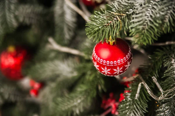 Karácsonyi háttér fa és golyók, koszorú defocus. Újévi kártya és fénymásolás. — Stock Fotó