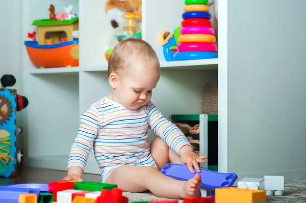 Kleinkind spielt bunten Häuslebauer und kopiert Raum. Entwicklung von Kindern von Geburt an. — Stockfoto