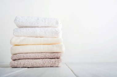 Bir yığın temiz banyo havlusu ve kopyalama alanı....