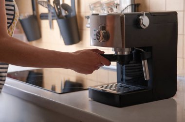 İki şeffaf fincan kahve, yakın plan. Ev yapımı kahve makinesi ve kahve yapma süreci. Baristaların elleri kahve hazırlıyor..