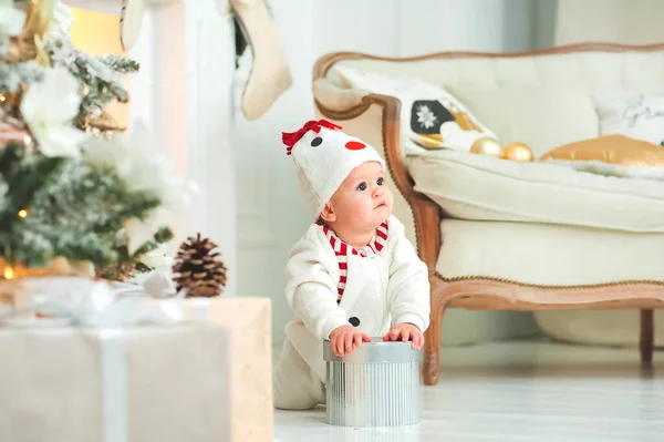 Bebê em boneco de neve traje rasteja no fundo da árvore de Natal. Infância, infância em casa no Ano Novo. Bebês Primeiro Natal.. — Fotografia de Stock